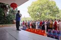 <strong>爱心传送·关爱白叟·情系中秋·走进大不</strong> 